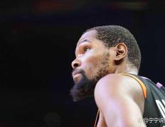 关于重返赛场引发热议！，杜兰特在独行侠比赛中败北观众掌声雷动的信息